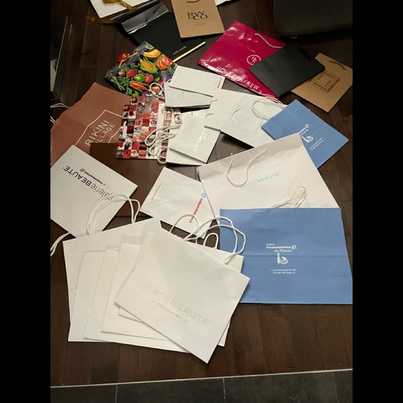 Paper bags from different stores and gift bags - Picture 5 of 5